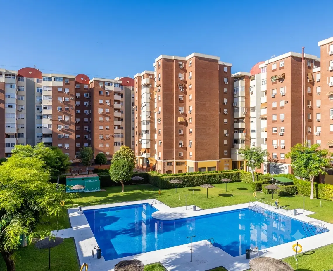 Profesionales de Pinturas JUMA trabajando en los acabados de una fachada